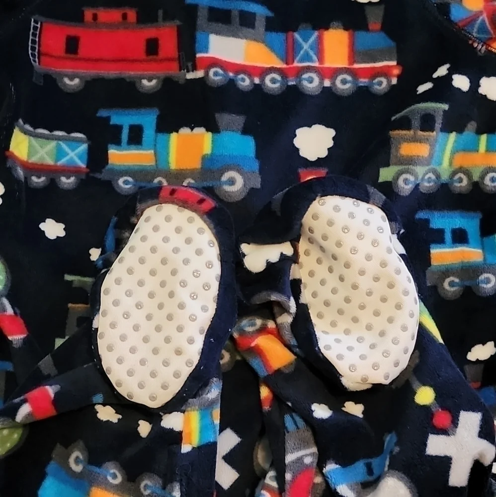 The children’s place size 6-9 months footie pajamas